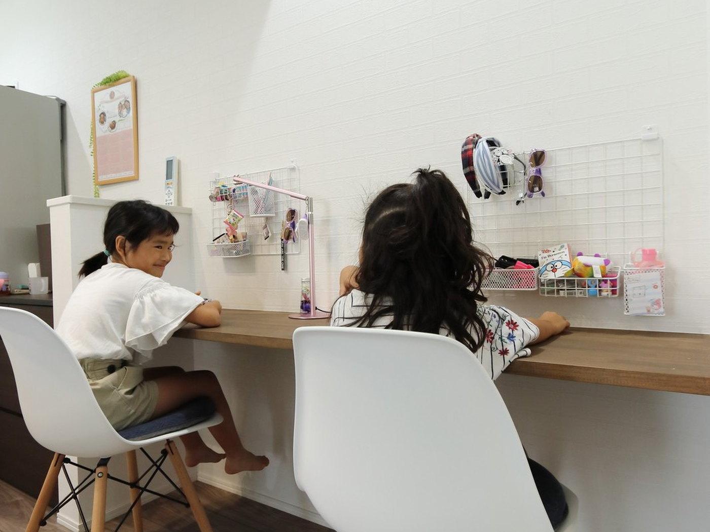 カウンターに並んで座る子どもたち