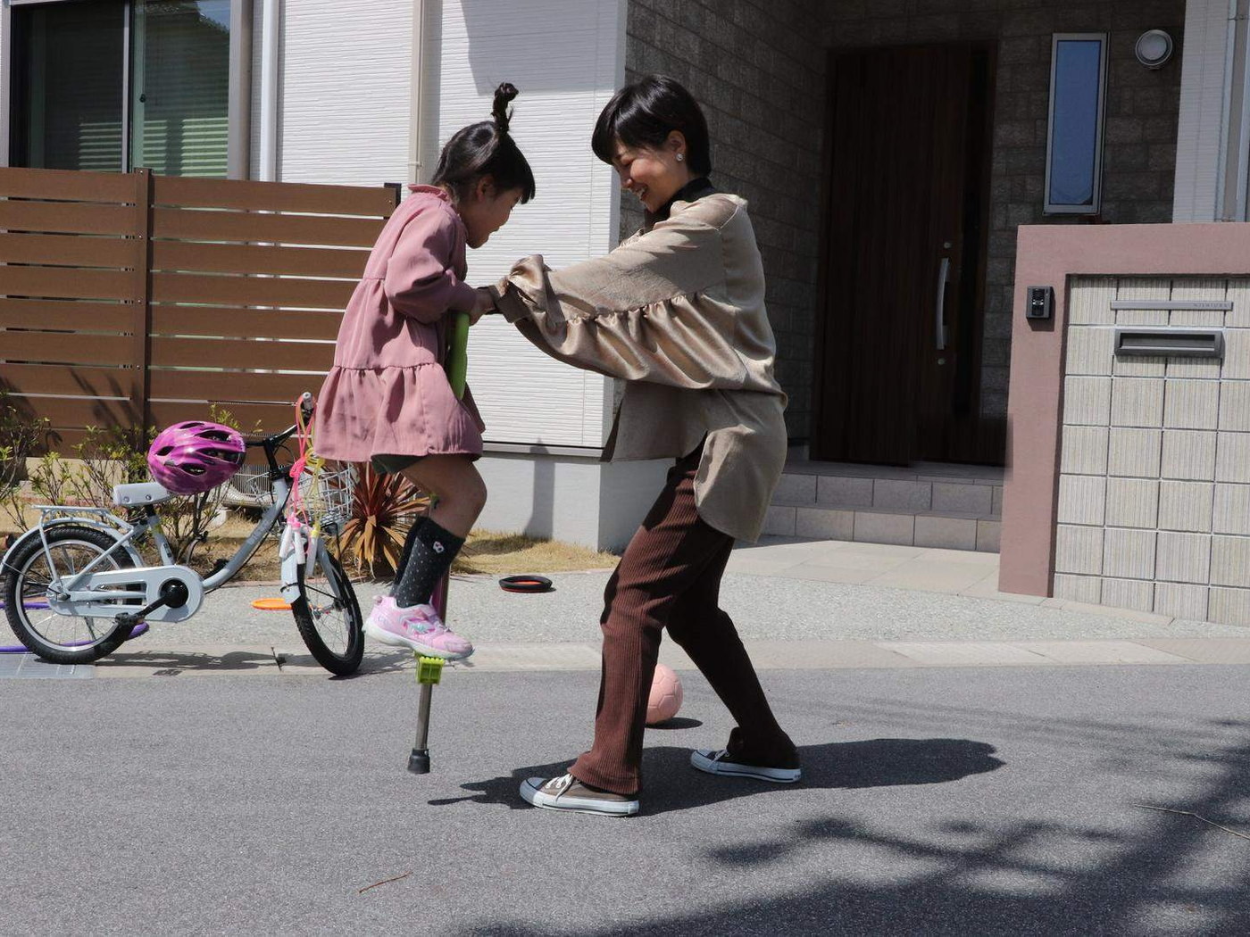 玄関前で自転車の練習